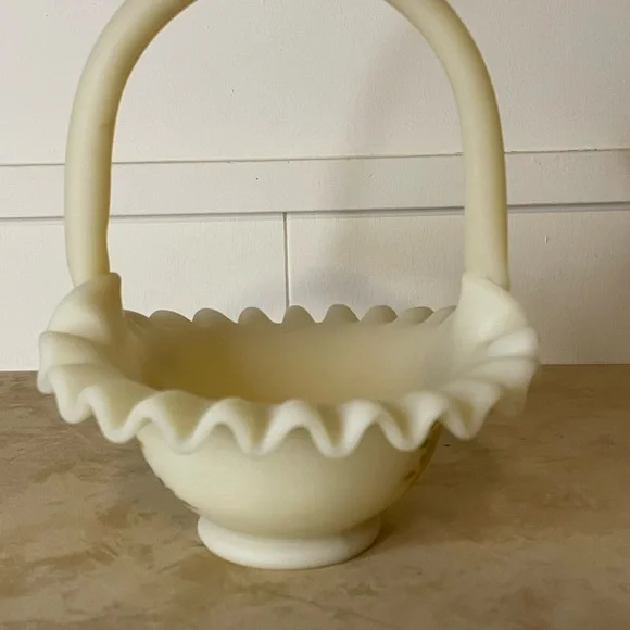 Fenton Satin Custard Glass Ruffled Glass Basket - Hand Painted & Signed - Picture 3 of 13
